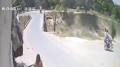 Tragická nehoda v Pákistánu: Motorkář kvůli chybějícímu zábradlí sjel ze silnice a utonul v kanále