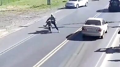 Nebezpečná jízda na motorce #2