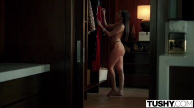 TUSHY - Svůdná herečka Emily se nechává ošukat svými dvěma hereckými kolegy