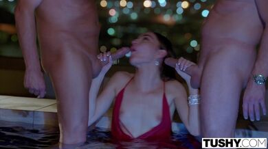 TUSHY - Svůdná herečka Emily se nechává ošukat svými dvěma hereckými kolegy