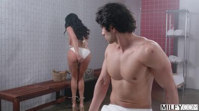 Sexy francouzská MILFka Anissa Kate totálně vyždímala péro nadrženého hřebce během relaxace v lázních