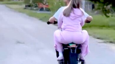 Předvádění se na nové motorce