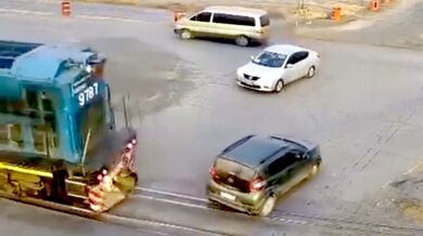Auto vjelo na přejezd přímo před jedoucí nákladní vlak i přes varovné signály