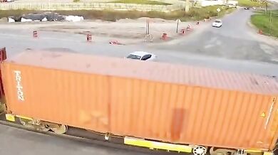 Auto vjelo na přejezd přímo před jedoucí nákladní vlak i přes varovné signály