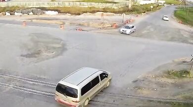 Auto vjelo na přejezd přímo před jedoucí nákladní vlak i přes varovné signály