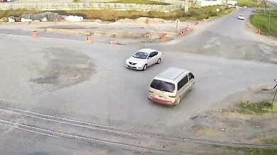 Auto vjelo na přejezd přímo před jedoucí nákladní vlak i přes varovné signály
