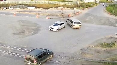 Auto vjelo na přejezd přímo před jedoucí nákladní vlak i přes varovné signály