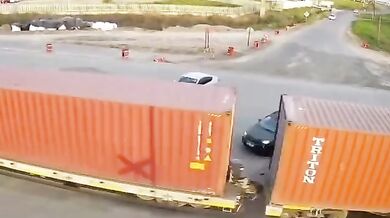 Auto vjelo na přejezd přímo před jedoucí nákladní vlak i přes varovné signály