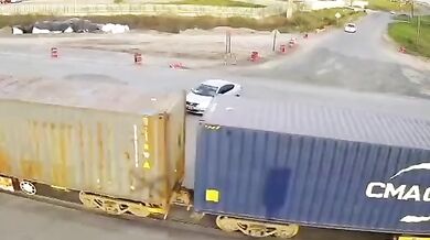 Auto vjelo na přejezd přímo před jedoucí nákladní vlak i přes varovné signály