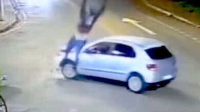 Motorkář po silném nárazu do odbočujícího auta vyletěl vysoko do vzduchu