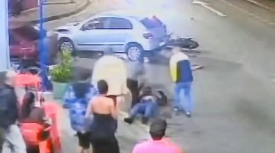 Motorkář po silném nárazu do odbočujícího auta vyletěl vysoko do vzduchu