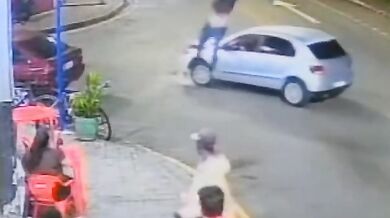 Motorkář po silném nárazu do odbočujícího auta vyletěl vysoko do vzduchu