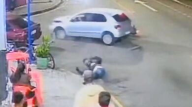 Motorkář po silném nárazu do odbočujícího auta vyletěl vysoko do vzduchu