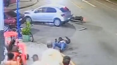 Motorkář po silném nárazu do odbočujícího auta vyletěl vysoko do vzduchu