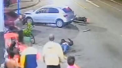 Motorkář po silném nárazu do odbočujícího auta vyletěl vysoko do vzduchu
