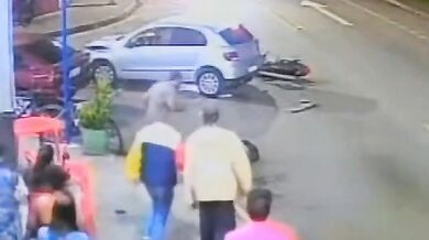 Motorkář po silném nárazu do odbočujícího auta vyletěl vysoko do vzduchu