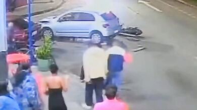 Motorkář po silném nárazu do odbočujícího auta vyletěl vysoko do vzduchu