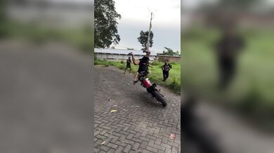 Nevydařený skok na motorce ve zpomaleném záběru