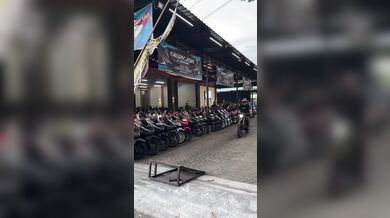 Nevydařený skok na motorce ve zpomaleném záběru