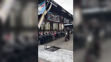 Nevydařený skok na motorce ve zpomaleném záběru