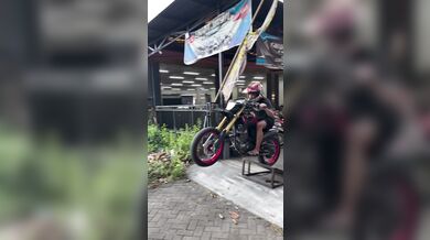 Nevydařený skok na motorce ve zpomaleném záběru