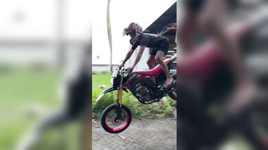 Nevydařený skok na motorce ve zpomaleném záběru