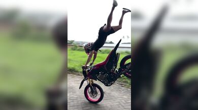 Nevydařený skok na motorce ve zpomaleném záběru