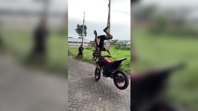 Nevydařený skok na motorce ve zpomaleném záběru