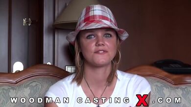 Blondýnka tvrdě ošukaná do zadku na Woodman castingu