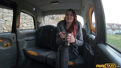 Cindy Shine šuká taxikáře
