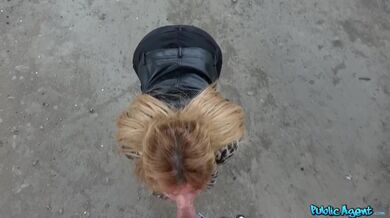 Její velký kozy se třesou a pleskají, když mě šuká v poloze reverse cowgirl