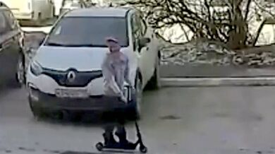 Brutální útok v Rusku: Chlapec bezdůvodně udeřil koloběžkou do hlavy devadesátiletou seniorku a utekl