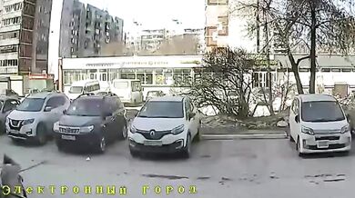 Brutální útok v Rusku: Chlapec bezdůvodně udeřil koloběžkou do hlavy devadesátiletou seniorku a utekl