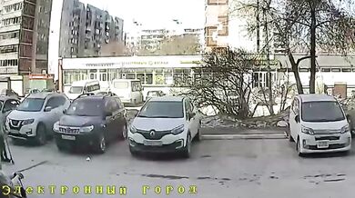 Brutální útok v Rusku: Chlapec bezdůvodně udeřil koloběžkou do hlavy devadesátiletou seniorku a utekl