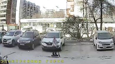 Brutální útok v Rusku: Chlapec bezdůvodně udeřil koloběžkou do hlavy devadesátiletou seniorku a utekl