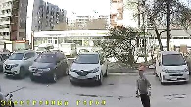Brutální útok v Rusku: Chlapec bezdůvodně udeřil koloběžkou do hlavy devadesátiletou seniorku a utekl