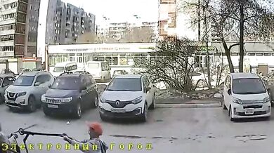 Brutální útok v Rusku: Chlapec bezdůvodně udeřil koloběžkou do hlavy devadesátiletou seniorku a utekl