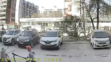 Brutální útok v Rusku: Chlapec bezdůvodně udeřil koloběžkou do hlavy devadesátiletou seniorku a utekl
