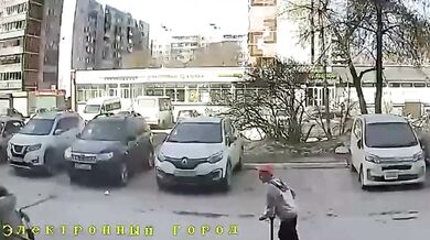 Brutální útok v Rusku: Chlapec bezdůvodně udeřil koloběžkou do hlavy devadesátiletou seniorku a utekl
