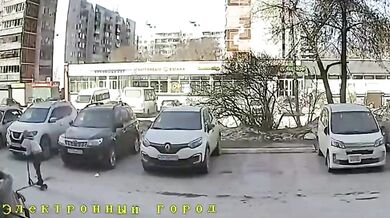Brutální útok v Rusku: Chlapec bezdůvodně udeřil koloběžkou do hlavy devadesátiletou seniorku a utekl