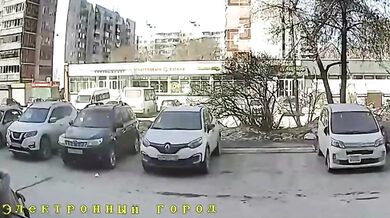 Brutální útok v Rusku: Chlapec bezdůvodně udeřil koloběžkou do hlavy devadesátiletou seniorku a utekl
