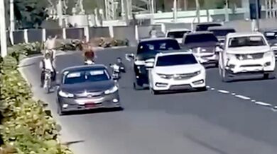 Nelegální závody na motorkách: Mladík v plné rychlosti narazil do stojícího auta a zázrakem přežil pád pod jiné vozidlo
