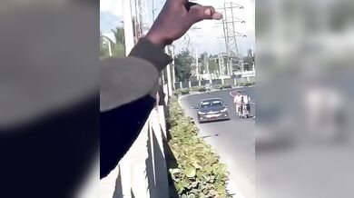 Nelegální závody na motorkách: Mladík v plné rychlosti narazil do stojícího auta a zázrakem přežil pád pod jiné vozidlo