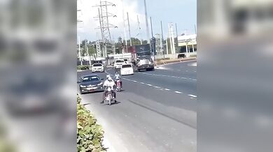 Nelegální závody na motorkách: Mladík v plné rychlosti narazil do stojícího auta a zázrakem přežil pád pod jiné vozidlo