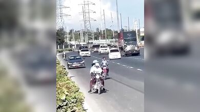 Nelegální závody na motorkách: Mladík v plné rychlosti narazil do stojícího auta a zázrakem přežil pád pod jiné vozidlo