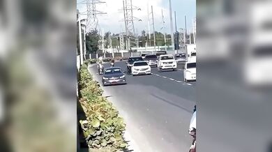 Nelegální závody na motorkách: Mladík v plné rychlosti narazil do stojícího auta a zázrakem přežil pád pod jiné vozidlo