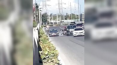 Nelegální závody na motorkách: Mladík v plné rychlosti narazil do stojícího auta a zázrakem přežil pád pod jiné vozidlo