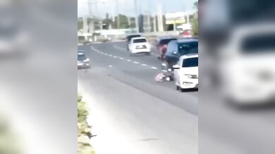 Nelegální závody na motorkách: Mladík v plné rychlosti narazil do stojícího auta a zázrakem přežil pád pod jiné vozidlo