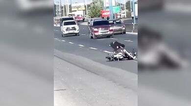 Nelegální závody na motorkách: Mladík v plné rychlosti narazil do stojícího auta a zázrakem přežil pád pod jiné vozidlo