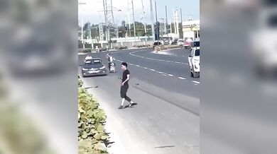 Nelegální závody na motorkách: Mladík v plné rychlosti narazil do stojícího auta a zázrakem přežil pád pod jiné vozidlo